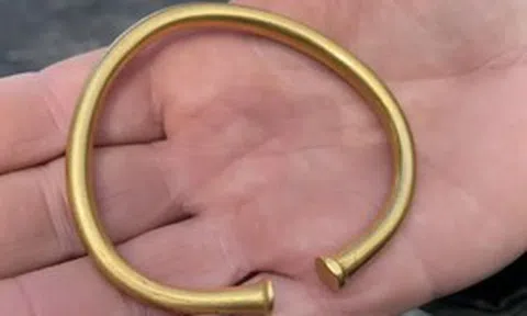 Dò kim loại, người đàn ông tìm thấy chiếc vòng vàng trị giá 692 triệu đồng
