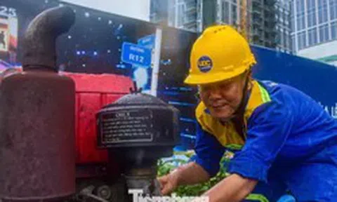 Công nhân dầm mưa bơm nước 'giải cứu' ngập chân cầu Ba Son