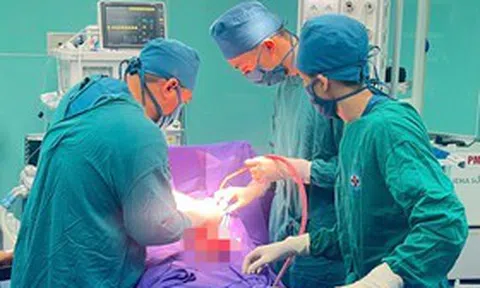 Bụng to như mang thai, người phụ nữ 64 tuổi đi khám mới biết sự thật