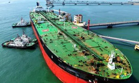 Cước tàu chở dầu qua Hormuz lập kỷ lục chưa từng có