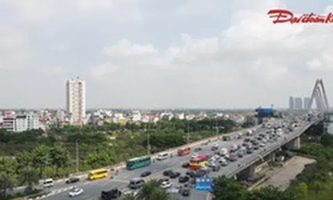 Dòng xe 'thận trọng' giữ khoảng cách khi qua cầu Nhật Tân