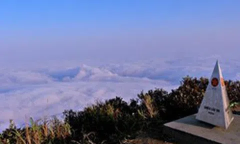 Việt Nam có đỉnh 'chín tầng thang' săn mây cao 2.400m: khí hậu mát mẻ quanh năm, rộng 200ha, sắp thành 'mỏ vàng' mới với vốn đầu tư 450 tỷ đồng