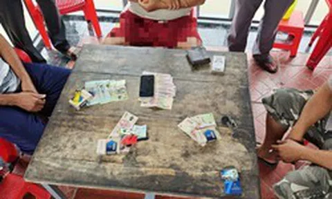 Công an kiểm tra quán cà phê lúc 15 giờ 30 phút, tạm giữ số tiền 4 triệu đồng