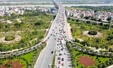 Cầu Nhật Tân trước ngày thí điểm: Dòng xe ùn ứ theo vạch đo cự ly an toàn