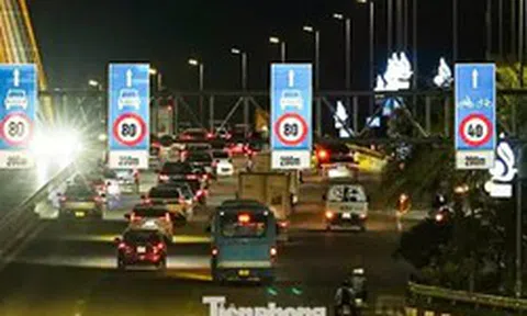 Cảnh cầu Nhật Tân ùn ứ trước giờ áp dụng quy định giữ khoảng cách