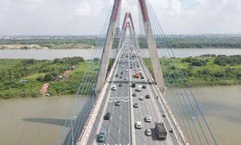 Lắp biển báo khoảng cách trên cầu Nhật Tân không phải nhằm mục đích xử phạt