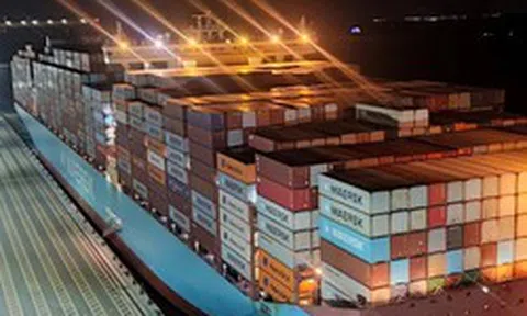 'Quái vật' nặng 214.000 tấn, dài gần 400 m lớn nhất trong lịch sử cập cảng biển miền bắc Việt Nam