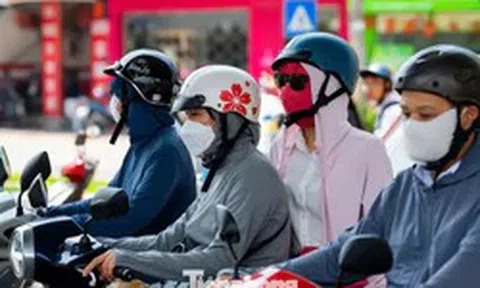 Người dân Hà Nội chống chọi nắng nóng hiếm gặp cuối tháng 9