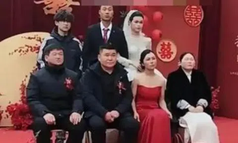 Dự đám cưới, mẹ cô dâu diện trang phục "lạ" gây tranh cãi