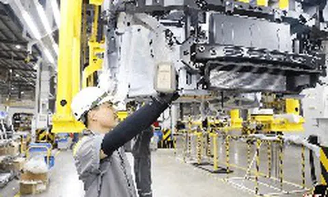 Tỷ phú Phạm Nhật Vượng tuyển 2.000 người cho Vinfast, có vị trí chỉ cần "biết đọc biết viết", thu nhập tới 18 triệu đồng/tháng