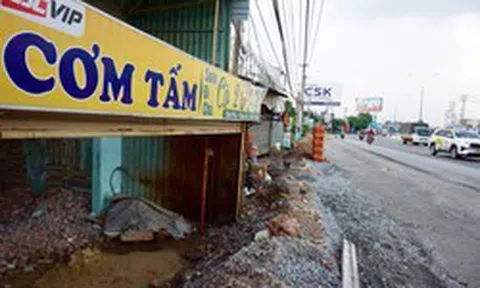 Nhiều nhà dân 'lọt thỏm' khi Quốc lộ 13 nâng cao cả mét