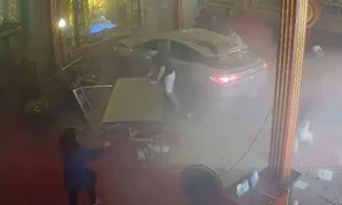 Ô tô mất lái lao thẳng vào ngôi đền, 3 người bị mắc kẹt dưới gầm xe