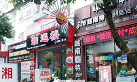 Biển hiệu chữ nước ngoài 'lấn át' tiếng Việt trên đường phố Bắc Ninh