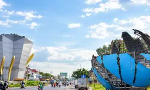 Tháo dỡ quả cầu thép 18 tấn ở cổng chào