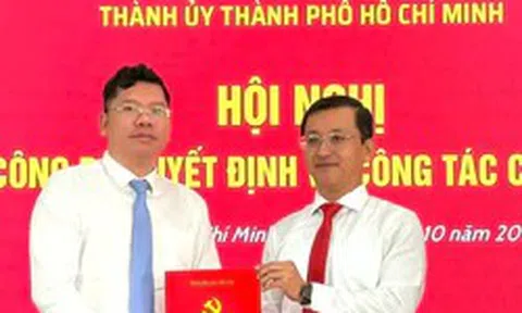 Trao quyết định  của Ban Thường vụ Thành ủy TPHCM về công tác cán bộ