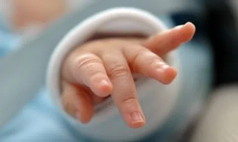 Bé 33 ngày tuổi lờ đờ, thiếu máu nặng sau khi được hàng xóm dùng kim khâu chữa bệnh