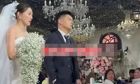 Giữa đám cưới, chú rể có hành động "lạ" khiến cô dâu khó xử