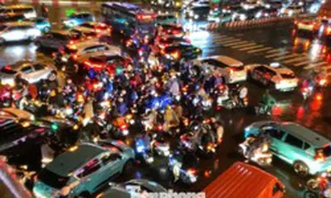 Đường phố ngập sâu, giao thông TPHCM rối loạn trong cơn mưa lớn giờ tan tầm