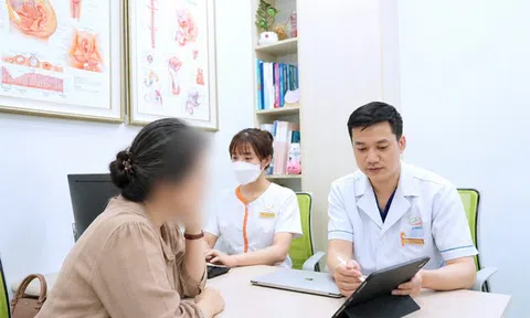 Người phụ nữ âm thầm chịu đựng những cơn bốc hỏa và lời cảnh báo từ bác sĩ