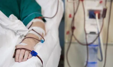 Bé trai 14 tuổi tử vong vì thường xuyên uống loại nước "nhiều người mê" thay nước lọc