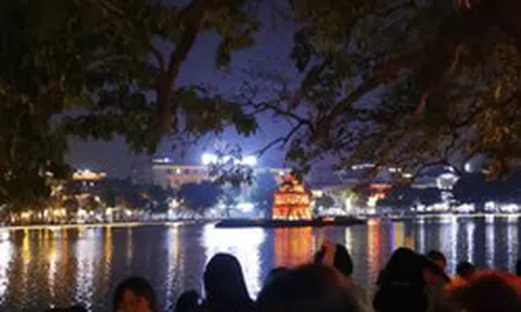 Biển người đổ về các hồ ở Hà Nội chờ xem pháo hoa
