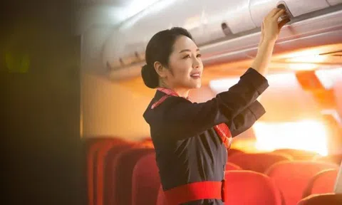Không chỉ để làm đẹp, tiếp viên hàng không đeo khăn lụa còn vì lý do này
