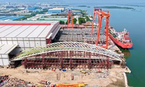 ‘Siêu sà lan’ đã neo đậu gần nhà máy của Tập đoàn Đại Dũng, chuẩn bị lai dắt khối cầu đi bộ nặng 3.000 tấn qua sông Sài Gòn