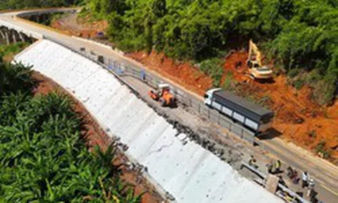 Cận cảnh cách xử lý điểm sụt lún dài 40m trên đèo Đại Ninh ở Lâm Đồng