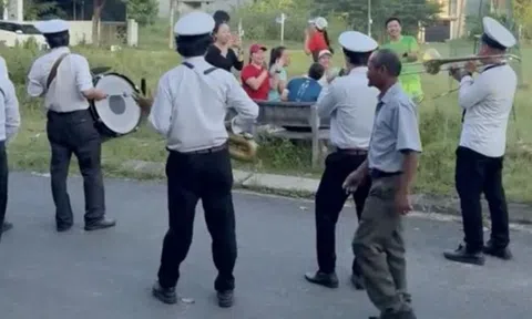 Đội kèn vừa phục vụ đám tang làm điều "khó tin" tại bữa tiệc sinh nhật