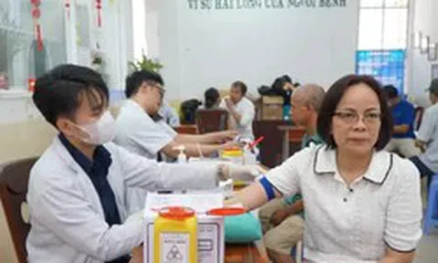 TPHCM 'đỏ mắt' tìm bác sĩ