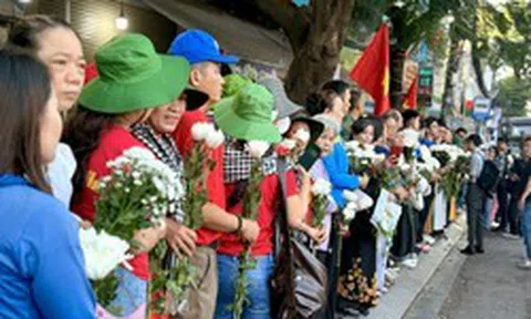 Người dân TP.HCM xếp hàng từ sáng sớm, cầm hoa trắng tiễn đưa các liệt sĩ