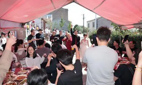 Chú rể lên mạng mời ăn cưới miễn phí, hơn 100 người lạ đến chung vui