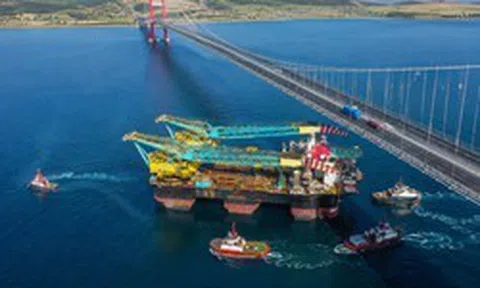Phát hiện khối sắt khổng lồ cao 135m di chuyển cùng đoàn hộ tống, bất ngờ hạ xuống còn 57m để thực hiện nhiệm vụ đặc biệt