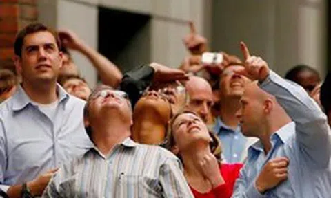 Cổ phiếu chứng khoán bất ngờ bùng nổ, hàng loạt mã đua nhau "xanh, tím"