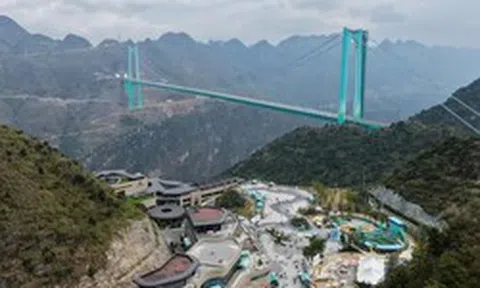 Huy động 22.000 tấn thép xây siêu cầu cao nhất thế giới: Độ cao gấp 1,5 lần Landmark 81, rút ngắn thời gian di chuyển 2 giờ xuống còn 2 phút