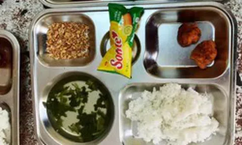 Khay cơm với muối lạc và hai miếng chả bé xíu ở Phú Thọ: Chính quyền xã nói gì?