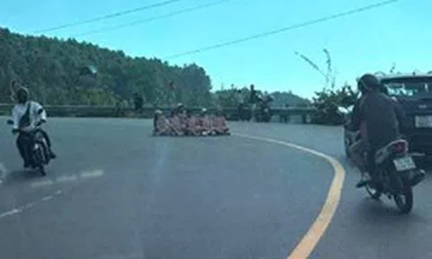 Xác minh vụ nhóm người ngồi chụp ảnh giữa khúc cua trên đèo Hải Vân
