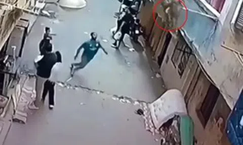 Ngước nhìn lên trời, người đàn ông phát hiện cảnh tượng "nổi da gà"