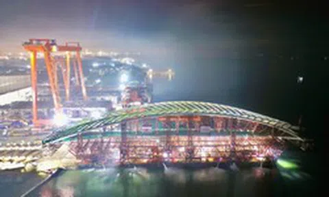 Đúng 2h15 ngày 16/10, tập đoàn của đại gia gốc Thanh Hóa đã hoàn thành công đoạn khó nhất với vòm thép nặng 3.400 tấn, hàng trăm người vỗ tay vỡ òa giữa đêm