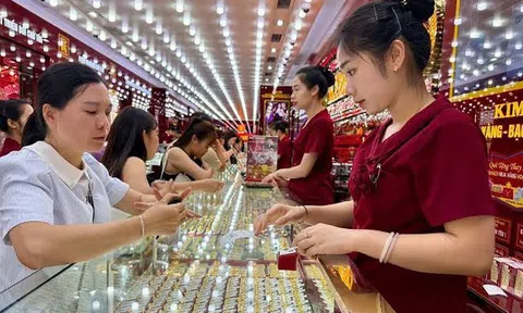 Giá vàng chiều nay (19/10): Vẫn chịu áp lực "hạ nhiệt"