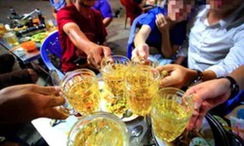 Từ 15/10, nhiều người Việt Nam không được uống rượu, bia, đồ uống có cồn trong giờ nghỉ trưa ngày làm việc