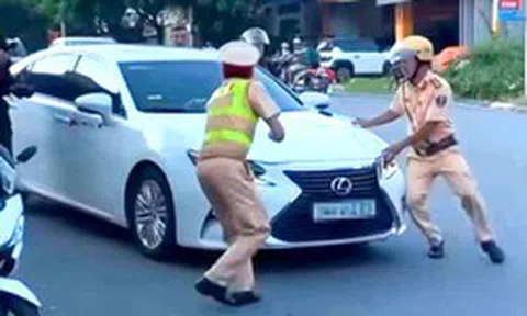 Nữ tài xế chốt cửa ô tô, tăng ga bỏ chạy khi bị CSGT dừng xe