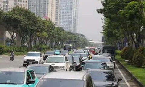 Bốn ô tô va chạm liên hoàn gần cầu Sài Gòn, ùn ứ gần 2km