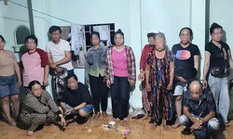 Công an kiểm tra căn nhà của người phụ nữ 74 tuổi lúc 23h30: Bắt quả tang 11 đối tượng