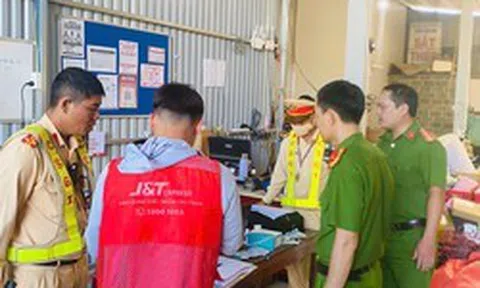 Công an tổ chức kiểm tra 37 nhân viên giao hàng Công ty J&T Express