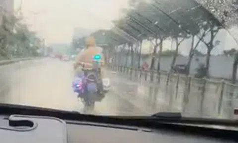 Chạy đua với thời gian, CSGT Hà Nội mở đường đưa cháu bé 4 tháng tuổi sốt cao đi cấp cứu