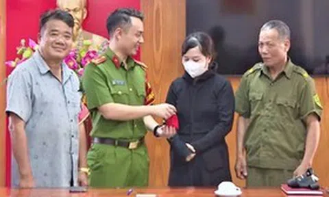 Nhặt được túi xách chứa nhiều vàng, nam bảo vệ mang đến công an nhờ tìm người đánh rơi