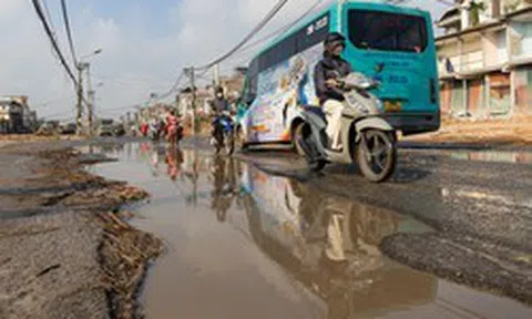 Hà Nội: Hiểm họa rình rập trên Quốc lộ 6 chi chít 'ổ voi, ổ gà'