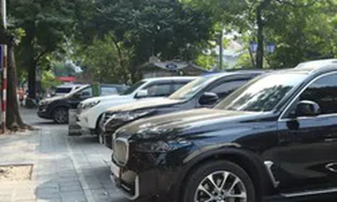 Giá gửi ô tô tăng, người dân nội đô Hà Nội xoay sở tìm chỗ đỗ xe