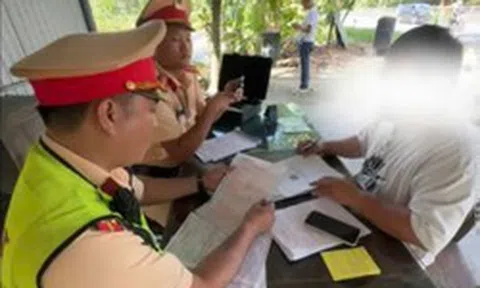 Ô tô bị tước phù hiệu vẫn chở khách, tài xế và chủ xe bị phạt gần 29 triệu đồng